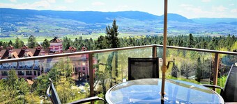 2 Bedroom Resort Condo w/Outdoor Pool - Top Floor!