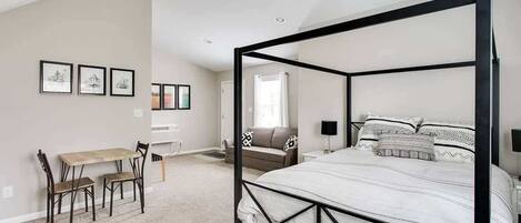 Tabla de planchar con plancha, wifi y ropa de cama