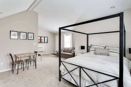 Iron/ironing board, WiFi, bed sheets. Alfesco - Walkable Highlands Guesthouse
