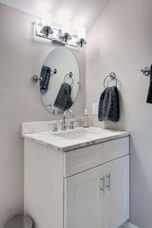 Suihku, hiustenkuivaaja, pyyhkeet