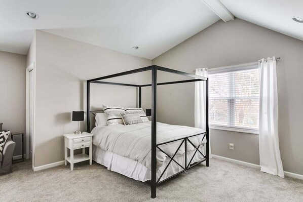 Silitysrauta/-lauta, Wi-Fi, vuodevaatteet