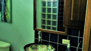 Casa Executive | Bagno | Doccia, set di cortesia gratuito, asciugacapelli, accappatoio