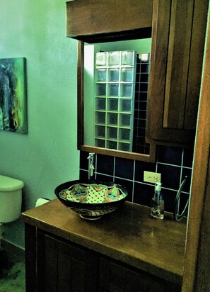 Executive huis | Badkamer | Een douche, gratis toiletartikelen, een haardroger, badjassen