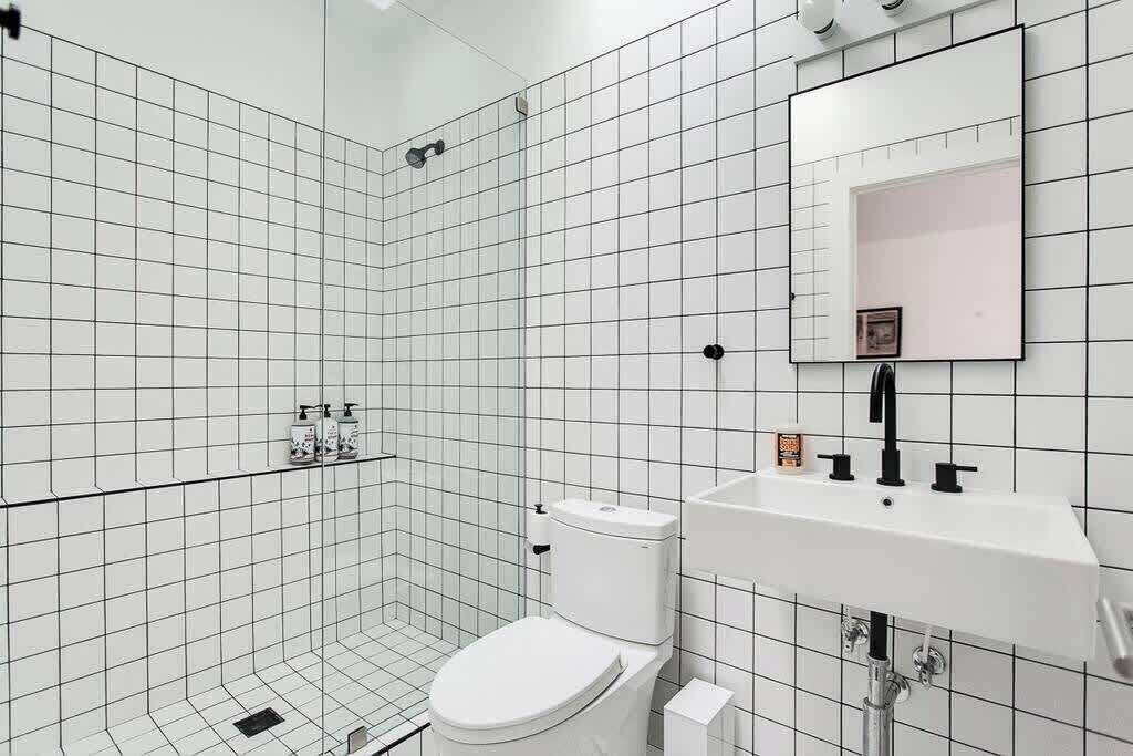Dusche, umweltfreundliche Kosmetikartikel, Haartrockner, Handtücher