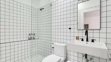 Douche, articles de toilette écologiques, sèche-cheveux