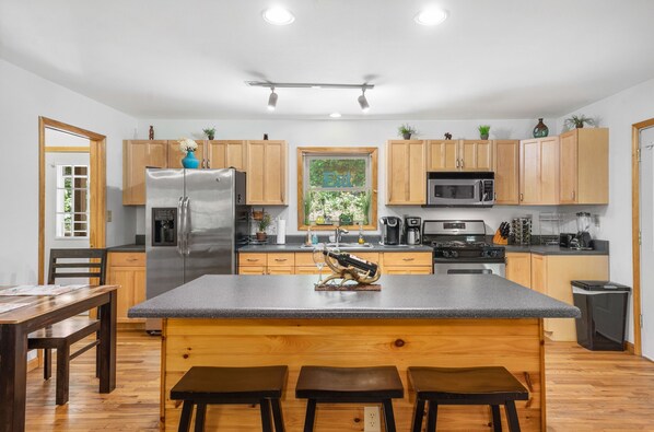 Réfrigérateur, micro-ondes, four, plaque de cuisson