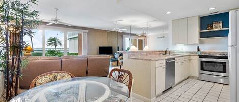 Kylskåp, mikrovågsugn, ugn och spishäll