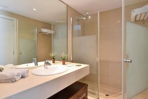 Regadera, secadora de cabello, bidet, toallas 