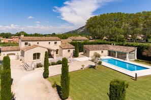 Exterior - Luxury farmhouse in the Luberon with heated swimming pool and air-conditioned pool-house! (TAILLADES)