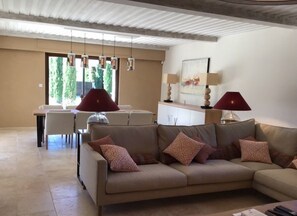 Télévision, table de tennis de table