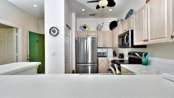 Réfrigérateur, micro-ondes, four, plaque de cuisson