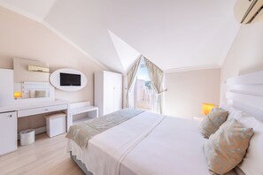 Chambre Standard Double ou avec lits jumeaux | Articles gratuits dans le mini-bar, draps fournis