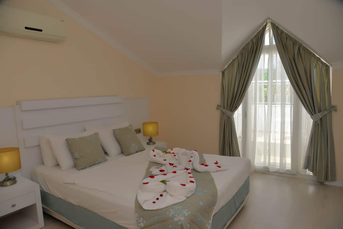 Economy Double or Twin Room | Free minibar, bed sheets, wheelchair access