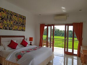 3 bedrooms, desk, iron/ironing board, free WiFi - Just outside Ubud, peaceful 3BR Villa with rice field views. (Tampaksiring, Gianyar Regency)