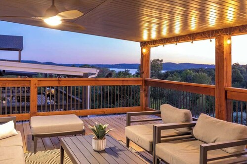 10-Bedroom Lakeside Lodge with Indoor Pool, Sleeps 34, Near Table Rock Lake