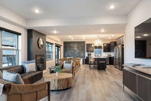 Un moderno espacio abierto con cocina, comedor y zona de estar.