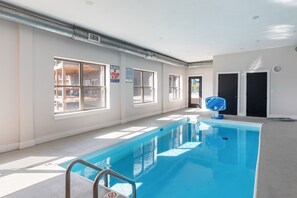 Una piscina al aire libre, una piscina climatizada