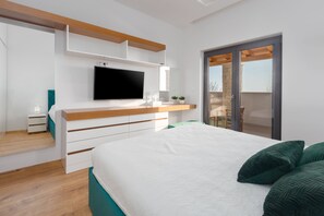 4 bedrooms, in-room safe, iron/ironing board, Internet
