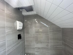 Towels, soap, shampoo - Salt Loft - Oceanfront, Hot Tub and Firepit! (Ucluelet)