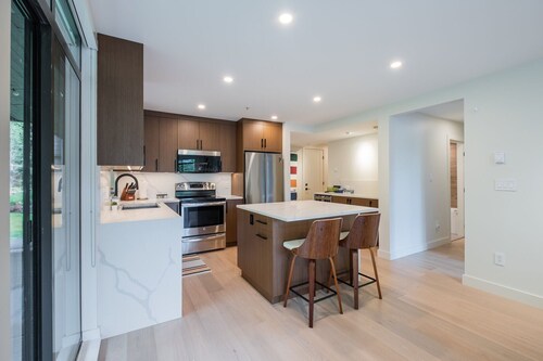 Luxury Hudson's Bay Stay | Mtn Views | AC | BBQ