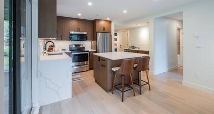 Luxury Hudson's Bay Stay | Mtn Views | AC | BBQ