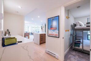 3 bedrooms, iron/ironing board, WiFi, bed sheets - Luxury Hudson's Bay Stay | Mtn Views | AC | BBQ (Whistler)