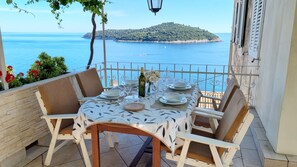Outdoor dining - *Apartment Primavera with stunning views of Old Town and sea (Dubrovnik)