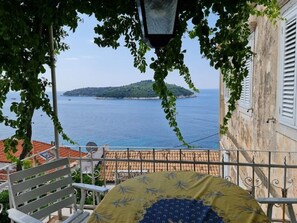 Outdoor dining - *Apartment Primavera with stunning views of Old Town and sea (Dubrovnik)