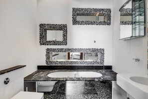 Combined shower/bathtub, bidet
