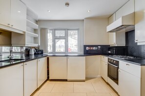 Réfrigérateur, four, plaque de cuisson, lave-vaisselle