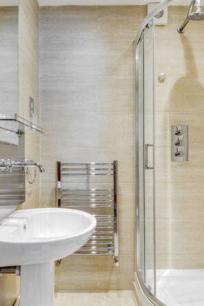 Combined shower/bathtub, bidet