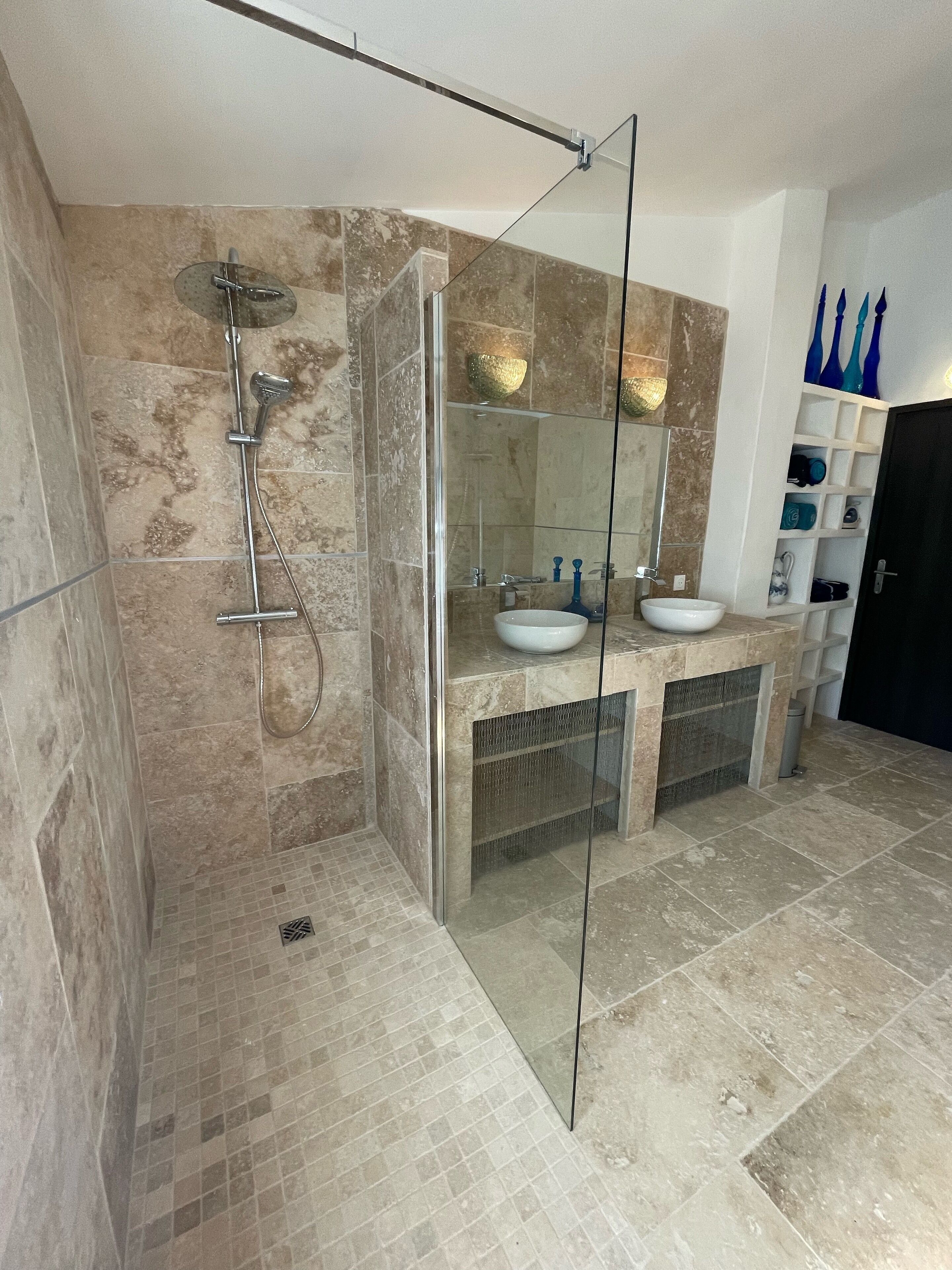 Douche, baignoire à jets, serviettes fournies, savon