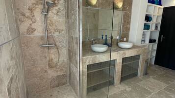Douche, baignoire Ă jets, serviettes fournies, savon