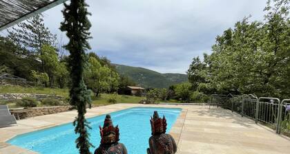 Loft at the foot of the Ventoux with swimming pool, jacuzzi and balneotherapy.