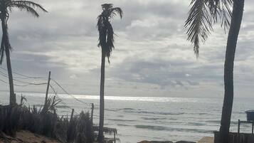 En la playa, arena blanca, toallas de playa