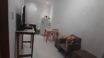 Quarto standard, 1 quarto, ar-condicionado | Área de estar | TV de tela plana 29 polegadas com canais a cabo, TV, filmes pagos