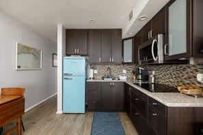 Kjøleskap, mikrobølgeovn, kokeplater og kaffetrakter/tekoker