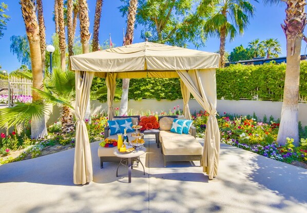 2 室外游泳池,收费帐篷屋,池畔遮阳伞