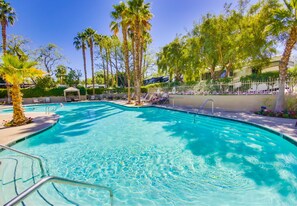 2 室外游泳池,收费帐篷屋,池畔遮阳伞