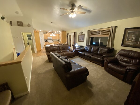 Smart TV, chimenea, videojuegos y reproductor de DVD 