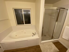 Combined shower/tub, jetted tub, hair dryer, towels