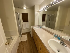 Combined shower/tub, jetted tub, hair dryer, towels