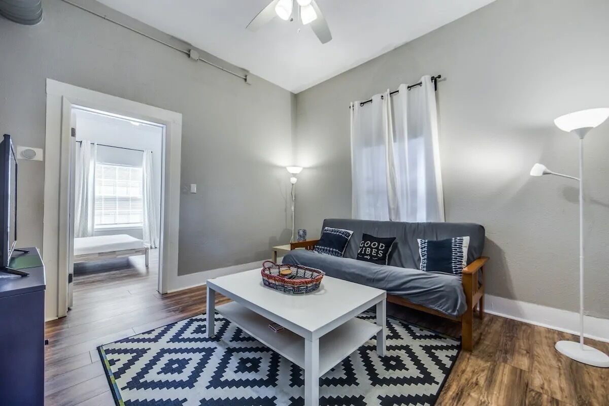 Modern, Cozy & Spacious Downtown Apartment!