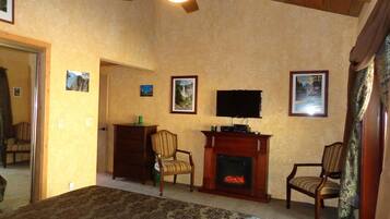 Cedar Room | Egyptian cotton sheets, premium bedding, individually decorated