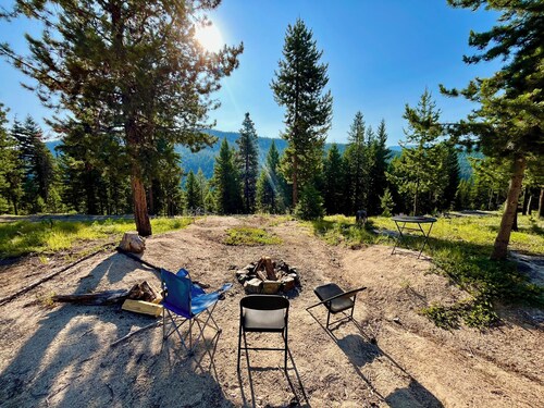 Private Wooded Camp site with fully equipped fifth wheel above Lolo Hot Springs 