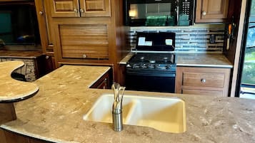 Kühlschrank, Mikrowelle, Herdplatte, Wasserkocher mit Kaffee-/Teezubehör