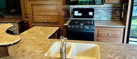 Frigorífico, microondas, placa de cocina y cafetera o tetera
