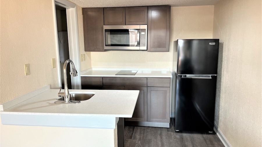 James River Inn & Suites