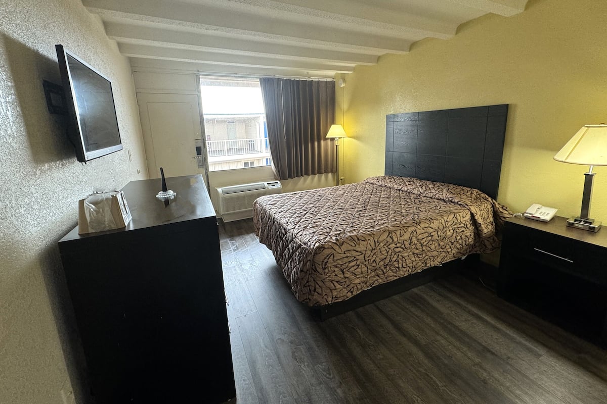 Deluxe Room, 1 Queen Bed, Smoking