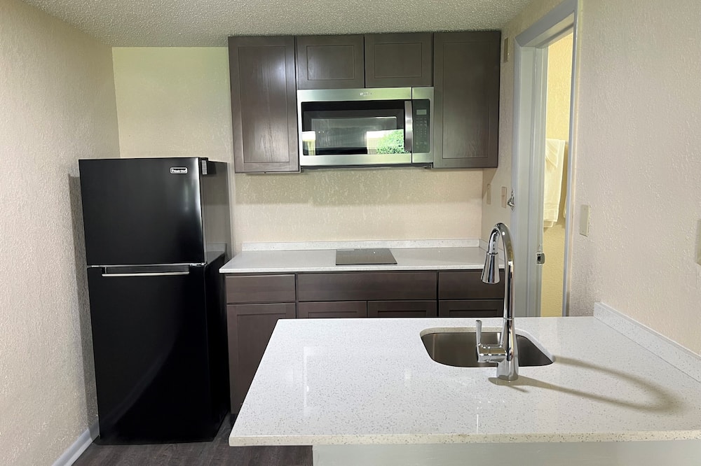 James River Inn & Suites